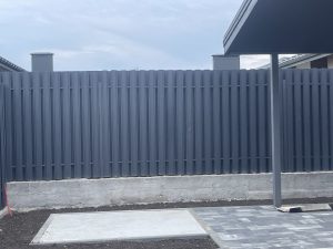 Паркан з металевого євроштакетника — фото роботи