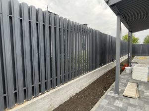 Паркан з металевого євроштакетника — фото роботи